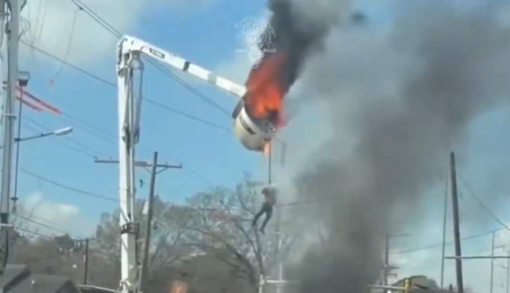 Εφιάλτης για εργάτη στην Λουιζιάνα των ΗΠΑ: Κρεμάστηκε στο κενό για να μην καεί ζωντανός από ηλεκτροπληξία (βίντεο)