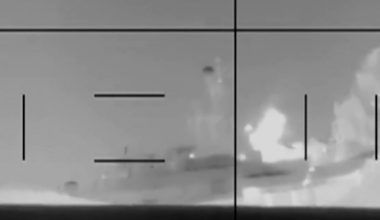 Απίστευτο: Η στιγμή που αμερικανική τορπίλη βυθίζει την ιρανική φρεγάτα στη Σρι Λάνκα (βίντεο)