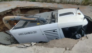 Δρόμος στα Ιωάννινα «κατάπιε» όχημα του Δήμου – Δείτε βίντεο και φωτογραφίες