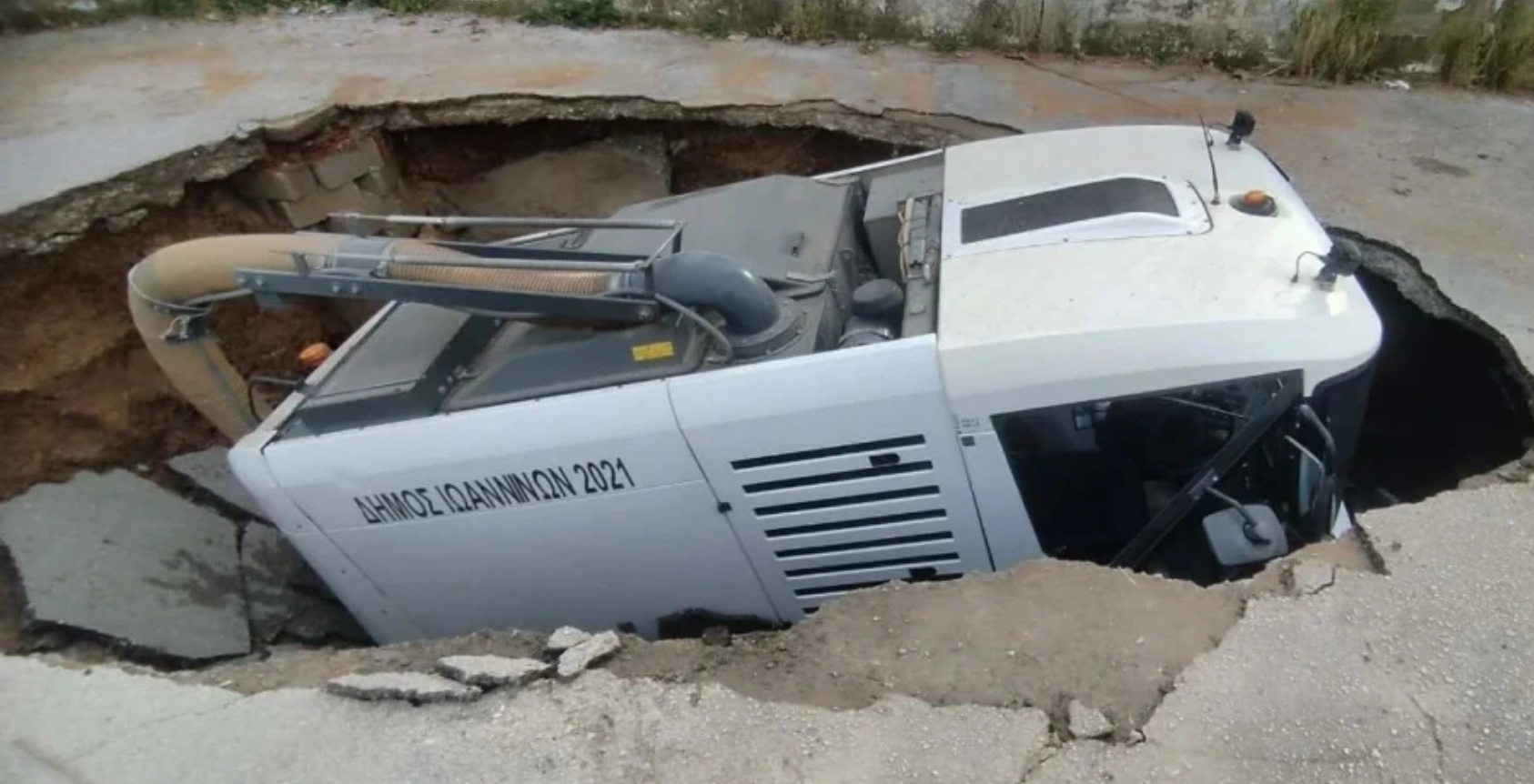 Δρόμος στα Ιωάννινα «κατάπιε» όχημα του Δήμου – Δείτε βίντεο και φωτογραφίες