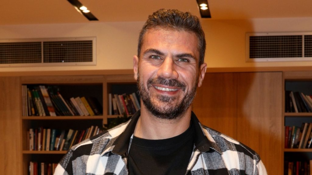 Έγινε 42 ετών ο Άκης Πετρετζίκης: Η έκπληξη που τον περίμενε μαζί με την τούρτα των γενεθλίων του (βίντεο)