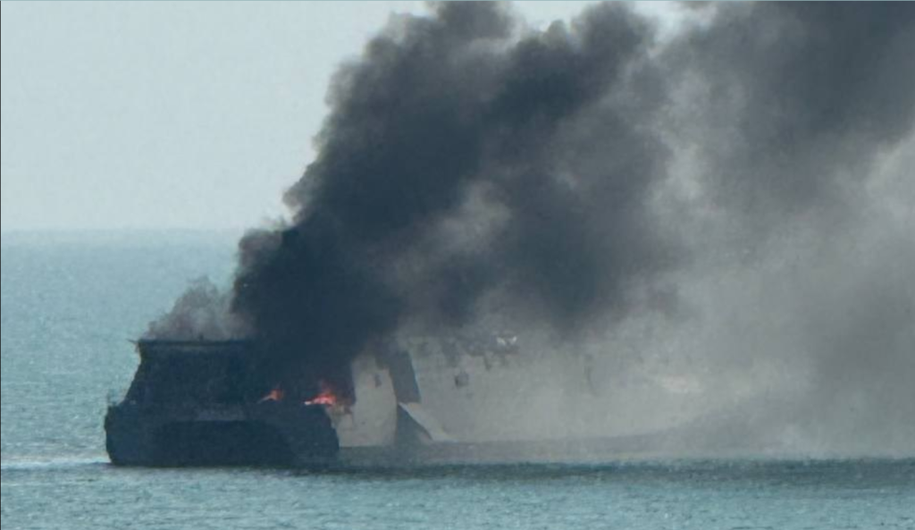 Οι Αμερικανοί χτύπησαν την ιρανική κορβέτα «Shahid Sayyad Shirazi» στον Περσικό Κόλπο – Δείτε βίντεο