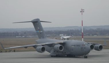 Bίντεο: H στιγμή που αμερικανικά στρατιωτικά μεταγωγικά αεροσκάφη πετούν σε χαμηλό ύψος στην έρημο της Ναζτάφ