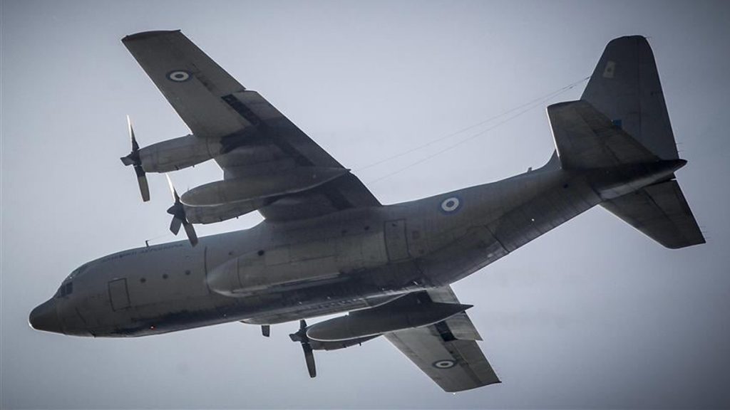 Στην Ελευσίνα το C-130 με τους 91 Έλληνες που είχαν εγκλωβιστεί στο Άμπου Ντάμπι