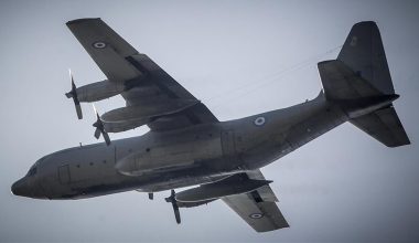 Στην Ελευσίνα το C-130 με τους 91 Έλληνες που είχαν εγκλωβιστεί στο Άμπου Ντάμπι