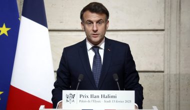 Ο Ε.Μακρόν απαντά στο αίτημα του Ζ.Αούν: «Θα στείλουμε τεθωρακισμένα οχήματα στον Λίβανο»