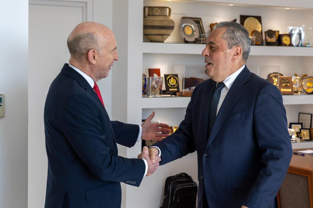 Στην Κύπρο ο ΥΠΑΜ της Βρετανίας Τζον Χίλι: «Η φιλία μας παραμένει ισχυρή απέναντι στις ιρανικές απειλές»