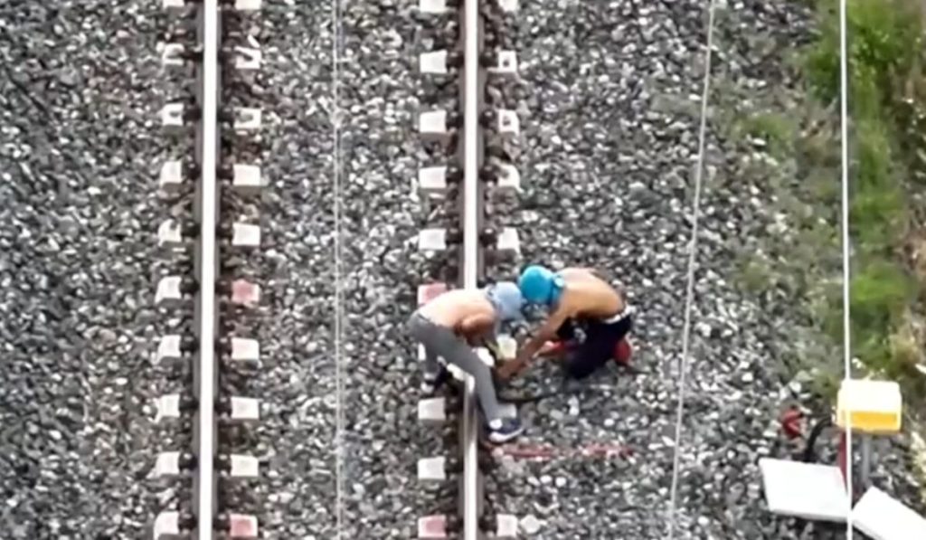 ΟΣΕ Θεσσαλονίκης: Απίστευτη ατάκα Ρομά που συνελήφθη για κλοπή καλωδίων χαλκού – «Μόνο 70 κιλά έχω κλέψει»