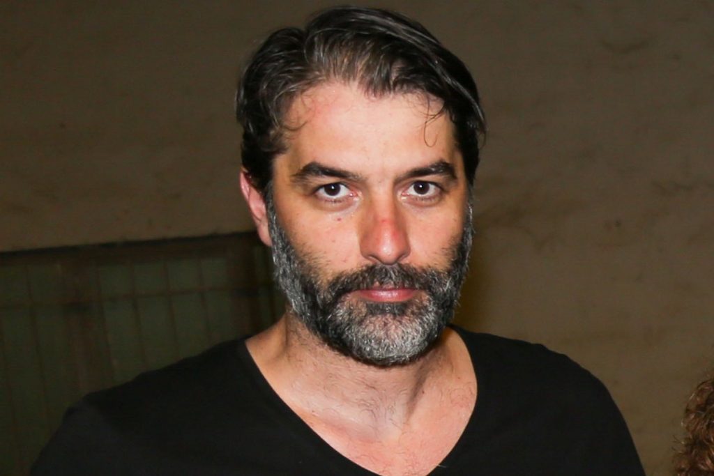 Β.Μπισμπίκης για εφηβεία: «Αναρχισμός, πανκ, λοφίο, μπλε μαλλί, στα δεκαπέντε» – Η συνέντευξη του ηθοποιού