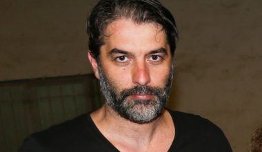 Β.Μπισμπίκης για εφηβεία: «Αναρχισμός, πανκ, λοφίο, μπλε μαλλί, στα δεκαπέντε» – Η συνέντευξη του ηθοποιού