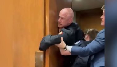 Αστυνομία και γερουσιαστής έσπασαν το χέρι σε βετεράνο των Πεζοναυτών επειδή διαμαρτύρονταν για τον πόλεμο με Ιράν!