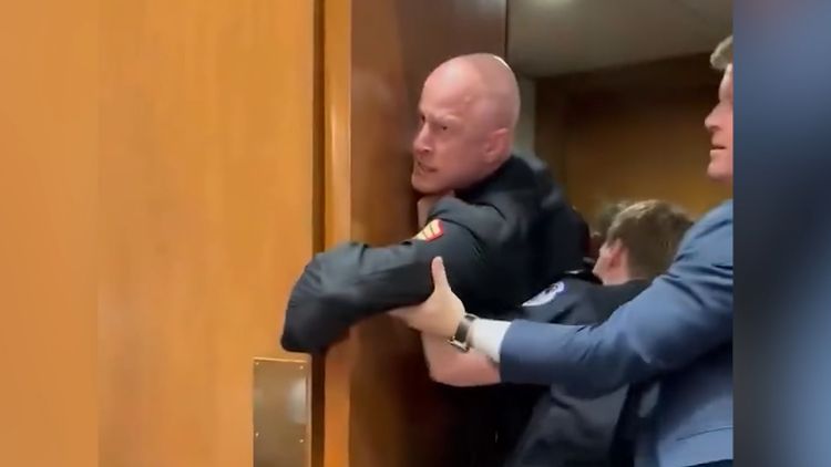 Αστυνομία και γερουσιαστής έσπασαν το χέρι σε βετεράνο των Πεζοναυτών επειδή διαμαρτύρονταν για τον πόλεμο με Ιράν!