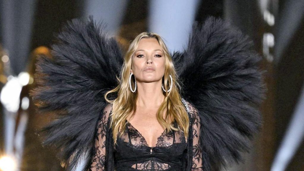 Η ενόχληση της Κέιτ Μος στην Εβδομάδα Μόδας στο Παρίσι – «Σε παρακαλώ, μην με αγγίζεις!» (βίντεο)