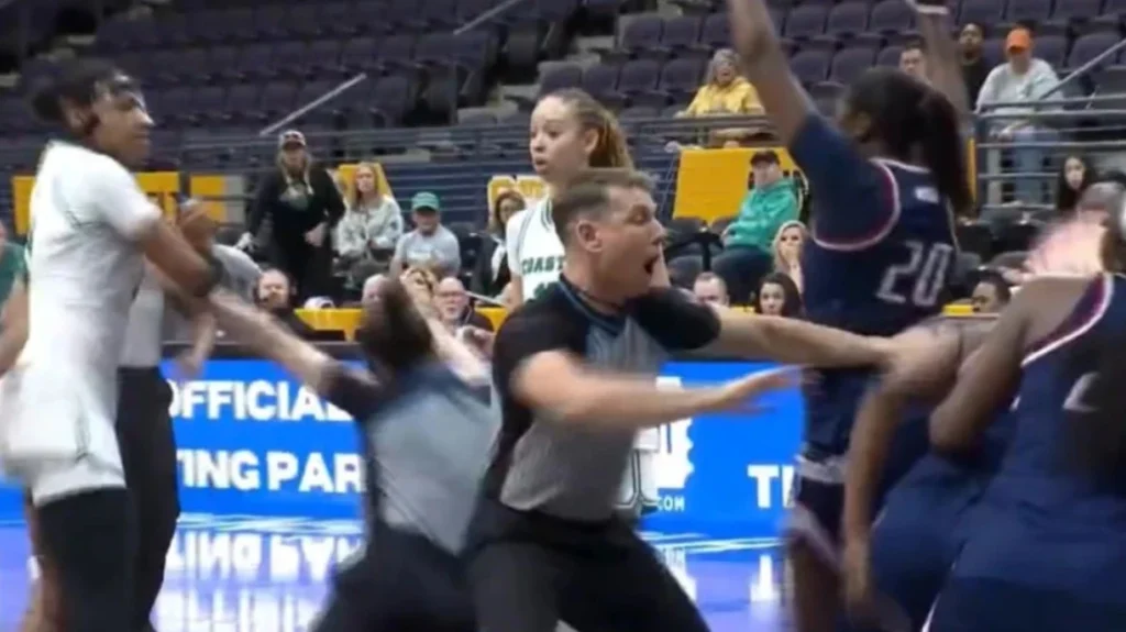 Άγριο ξύλο σε αγώνα μπάσκετ γυναικών στις ΗΠΑ: Η στιγμή που διαιτητής πέφτει αναίσθητη! (βίντεο)