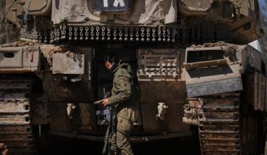 Το Αζερμπαϊτζάν στέλνει οπλισμό και άρματα μάχης στα σύνορα με το Ιράν (βίντεο)