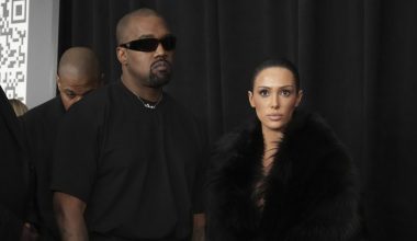 Η… ντυμένη εμφάνιση της Μ.Σενσόρι σε δίκη του Κ.Γουέστ ξάφνιασε τους θαυμαστές της (φωτό)