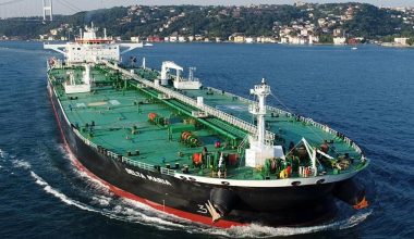 Υπό την απειλή του Ιράν: 20 δισ. δολάρια από τον Τραμπ για να «ξαναζωντανέψουν» τα Στενά του Ορμούζ