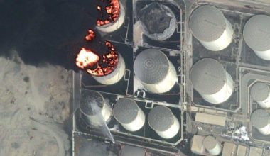 ΗΑΕ: Δορυφορικές εικόνες δείχνουν μεγάλη πυρκαγιά στις πετρελαϊκές εγκαταστάσεις στη Φουτζέιρα