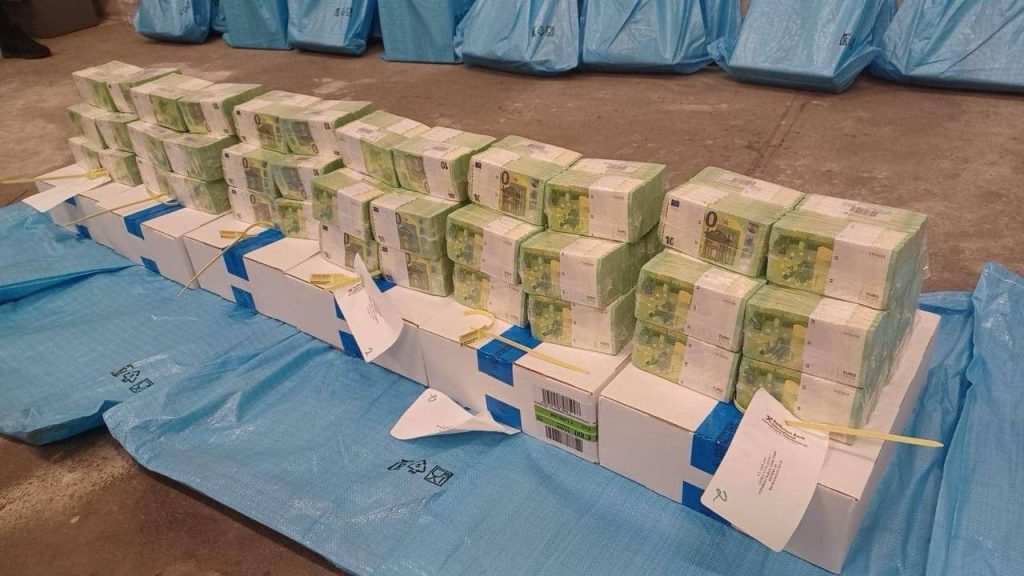 Οι ουγγρικές αρχές επιδεικνύουν τεράστια ποσά μετρητών που κατάσχεσαν από Ουκρανούς κυβερνητικούς