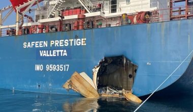 Στενό του Ορμούζ: Βοηθητικό πλοίο με σημαία των ΗΑΕ χτυπήθηκε από πυραύλους – Στους οκτώ οι νεκροί