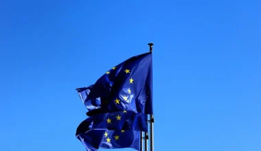 Η Κομισιόν καταδίκασε τις «απαράδεκτες» απειλές του Β.Ζελένσκι κατά του Β.Όρμπαν