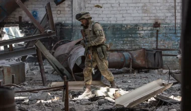 Σαν αστραπή έπεσε ρωσική FAB-1500 σε κτήριο της Κονσταντινόβκα και δεν άφησε τίποτα στο πέρασμά της (βίντεο)