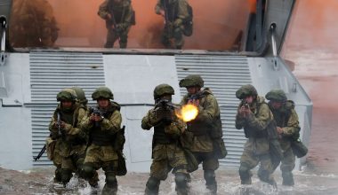 Σπάνιες εικόνες από την συγκέντρωση Ρώσων πεζοναυτών πριν επιτεθούν στην περιφέρεια Ντνιπροπετρόφσκ – Δείτε βίντεο