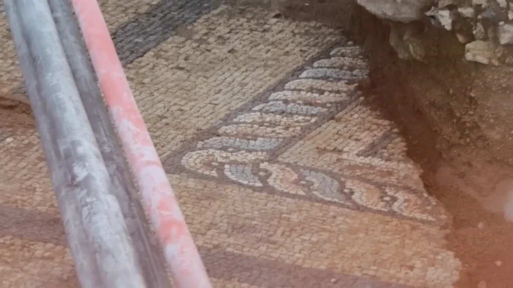 Αθήνα: Aρχαίο ψηφιδωτό ανακαλύφθηκε τυχαία στην οδό Ευριπίδου