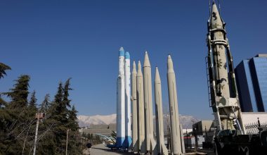 «Σκληραίνει» την στάση της η Βρετανία: «Μπορούμε νόμιμα να πλήξουμε ιρανικές εγκαταστάσεις πυραύλων»