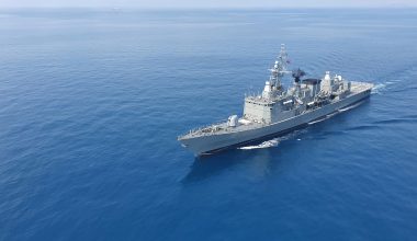 Σρι Λάνκα: H στιγμή που οι Αρχές διασώζουν μέλη του πληρώματος του ιρανικού πλοίου μετά το αμερικανικό πλήγμα