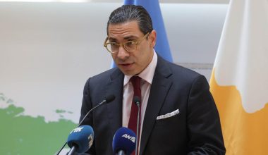 Κωνσταντίνος Κόμπος: «Δύσκολη η κατάσταση – Καμία ένδειξη αποκλιμάκωσης» τονίζει ο Κύπριος ΥΠΕΞ