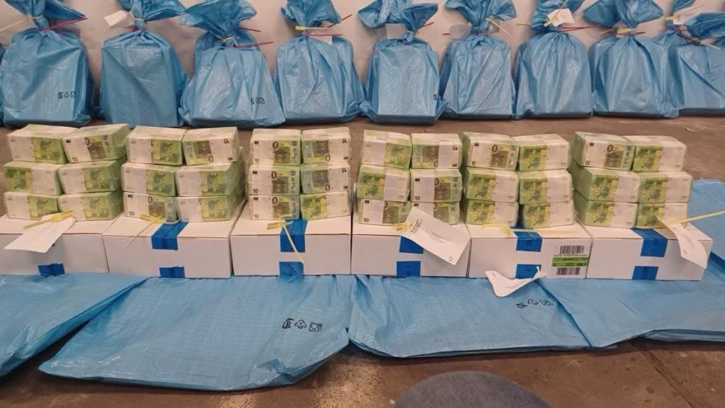 Ουγγαρία: Κατάσχεσε εκατομμύρια ευρώ σε μετρητά και ράβδους χρυσού από ουκρανική αυτοκινητοπομπή (βίντεο)