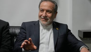 Αμπάς Αραγτσί: «Οι ΗΠΑ επιτέθηκαν σε μονάδα αφαλάτωσης – Διέπραξαν ένα κατάφωρο και απελπισμένο έγκλημα»