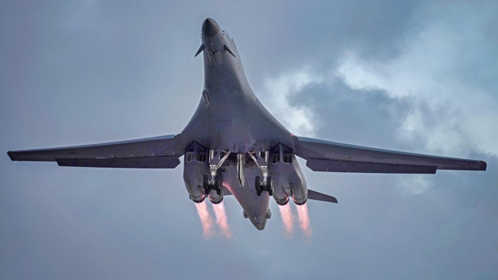 Βομβαρδιστικά B-1 των ΗΠΑ μεταφέρονται σε βρετανική βάση της RAF (βίντεο)