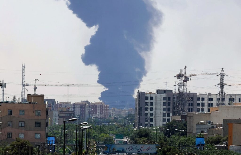 Ισραηλινός Στρατός: «Κτυπήσαμε βασικό διοικητικό κέντρο των Φρουρών της Επανάστασης στο Ιράν»