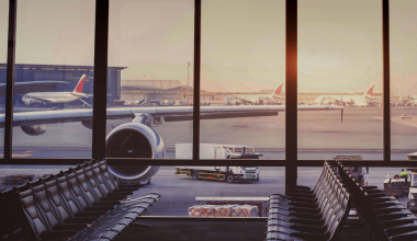 Με νέες πτήσεις οι αεροπορικές εταιρείες επιχειρούν να εκκενώσουν τους εγκλωβισμένους ταξιδιώτες στην Μέση Ανατολή