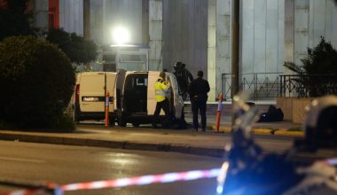 Βίντεο ντοκουμέντο: Η στιγμή που ο 48χρονος Σουδανός απειλεί να ανατινάξει το κτίριο της ΓΑΔΑ με τις χειροβομβίδες