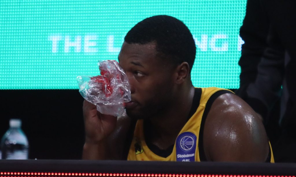 Σοβαρός τραυματισμός για τον Γκρέι της ΑΕΚ: Yπέστη κάκωση στο δεξί του μάτι και αποχώρησε για τα αποδυτήρια