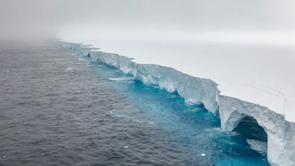 «Τέλος εποχής» για το μεγαλύτερο παγόβουνο στη Γη – Αποσυντίθεται ραγδαία λόγω της κλιματικής αλλαγής (βίντεο)