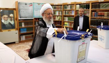 Μακαρέμ Σιραζί: «Να εκλέξουμε άμεσα ηγέτη» λέει ο Ιρανός επικεφαλής του σιιτικού Κλήρου