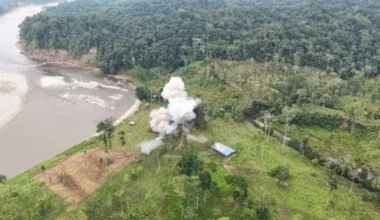 Ισημερινός: Οι ένοπλες δυνάμεις βομβάρδισαν «με την υποστήριξη των ΗΠΑ» καταυλισμό ανταρτών (βίντεο)