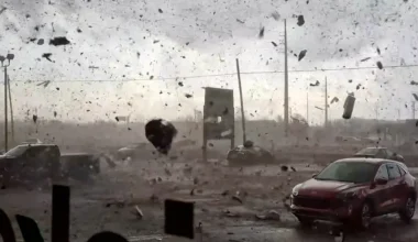 Στο έλεος των ανεμοστρόβιλων το Μίσιγκαν: Εικόνες που «κόβουν» την ανάσα από το καιρικό φαινόμενο – Δείτε βίντεο