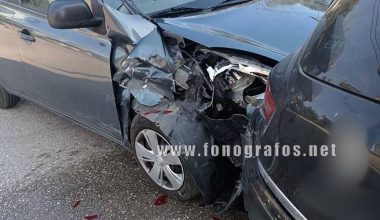 Τροχαίο ατύχημα στη Λαμία: Αυτοκίνητα συγκρούστηκαν κοντά σε φαρμακείο – Δείτε φωτογραφίες