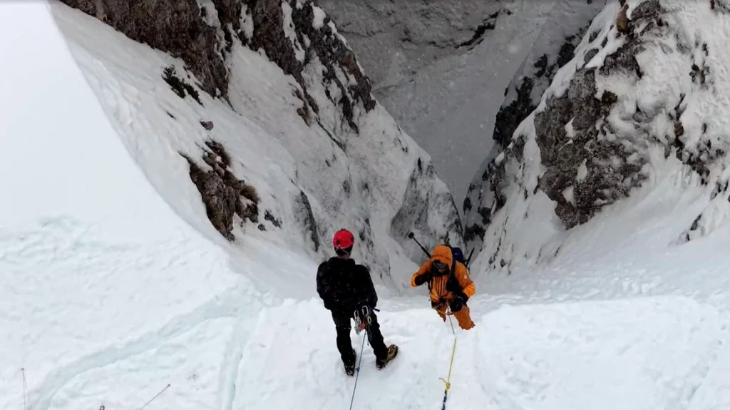 Δράμα: Το φυσικό φαινόμενο της Χιονότρυπας του Φαλακρού που εντυπωσιάζει κάθε επισκέπτη (βίντεο)