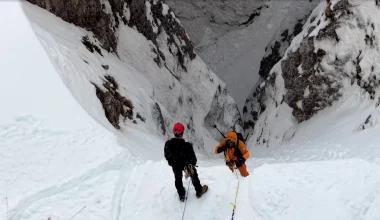 Δράμα: Το φυσικό φαινόμενο της Χιονότρυπας του Φαλακρού που εντυπωσιάζει κάθε επισκέπτη (βίντεο)