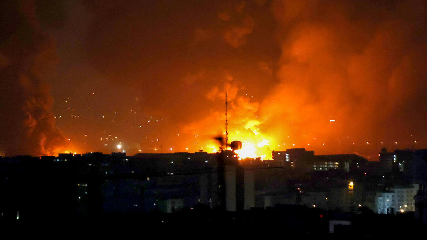 Νέα βίντεο από την καταστροφή στις δεξαμενές πετρελαίου στην Τεχεράνη