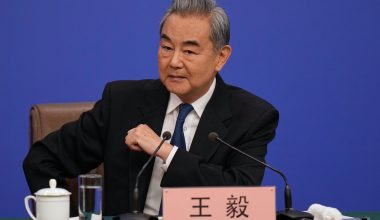 ΥΠΕΞ Κίνας Γουάνγκ Γι: «Ο πόλεμος στη Μέση Ανατολή δεν θα έπρεπε ποτέ να συμβεί»