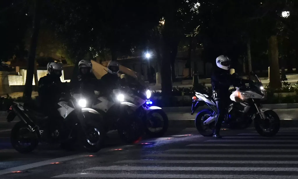 Χάος στη Λαμία: Τσιγγάνοι λήστεψαν και παρέσυραν γυναίκα με το αυτοκίνητό τους