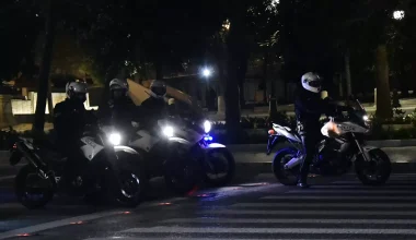 Χάος στη Λαμία: Τσιγγάνοι λήστεψαν και παρέσυραν γυναίκα με το αυτοκίνητό τους