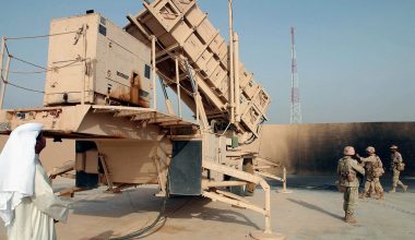 Το Ιράν χτυπά με πυραύλους και drones το Κουβέιτ